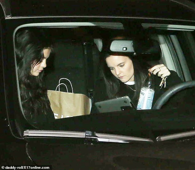 Vừa vui vẻ được mấy h&ocirc;m, Selena Gomez đ&atilde; xuất hiện với h&igrave;nh ảnh mệt mỏi, mặt ph&ugrave; nề  - Ảnh 5.