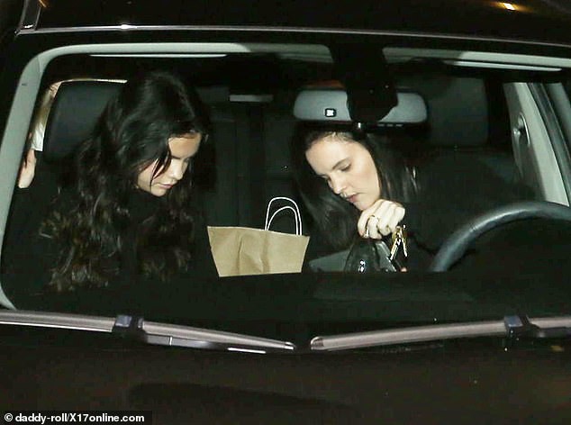 Vừa vui vẻ được mấy h&ocirc;m, Selena Gomez đ&atilde; xuất hiện với h&igrave;nh ảnh mệt mỏi, mặt ph&ugrave; nề  - Ảnh 3.