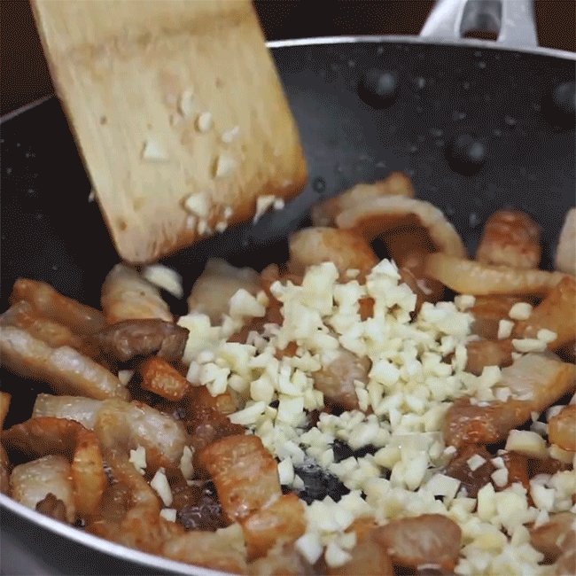 Tôi có một bí kíp độc quyền để làm món thịt heo rang đơn giản mà ngon tuyệt khiến cả nhà gắp không ngừng đũa - Ảnh 3.