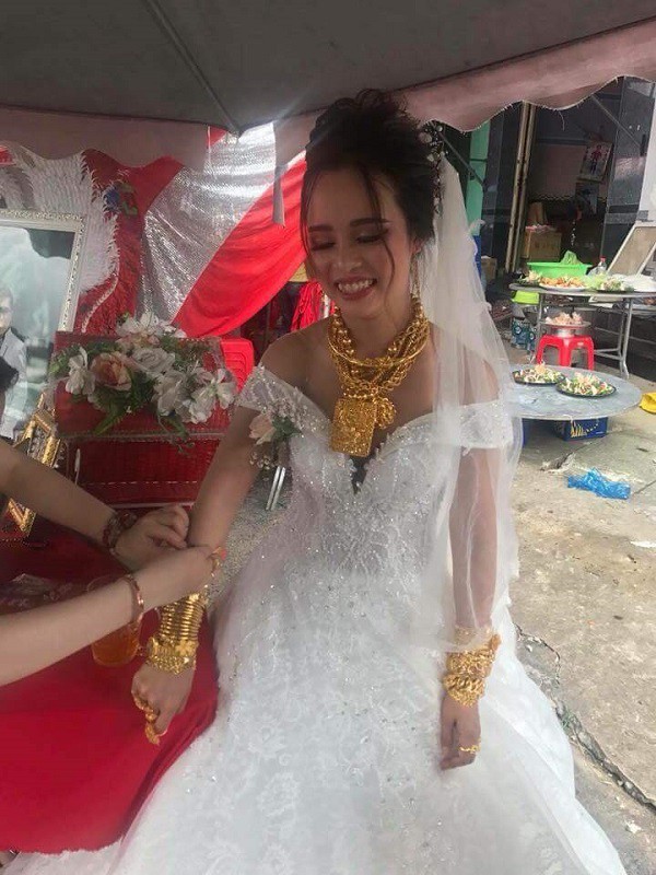 Cô dâu vàng đeo trĩu cổ, Đám cưới tiền tỷ, Mạng xã hội