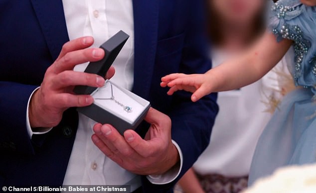 Hội rich kid Anh Quốc khoe qu&agrave; Gi&aacute;ng sinh sớm, to&agrave;n trang sức, h&agrave;ng hiệu tiền tỷ - Ảnh 3.