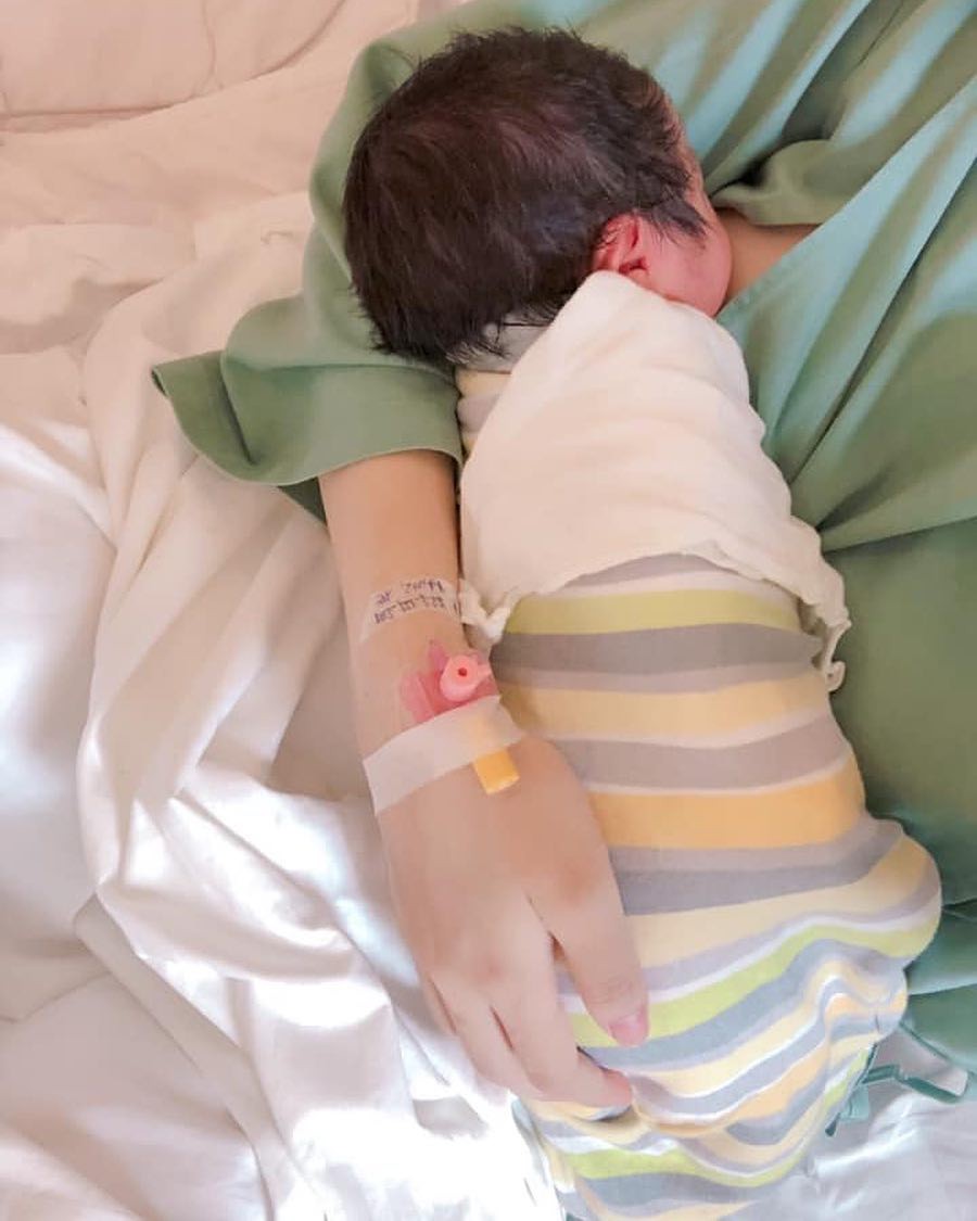 Hằng Túi khổ sở vì bị tắc sữa đến mức mọc hạch, tỉ mỉ chia sẻ kinh nghiệm của bà mẹ 4 con - Ảnh 1. Hằng Túi khổ sở vì bị tắc sữa đến mức mọc hạch, tỉ mỉ chia sẻ kinh nghiệm của bà mẹ 4 con - Ảnh 1.