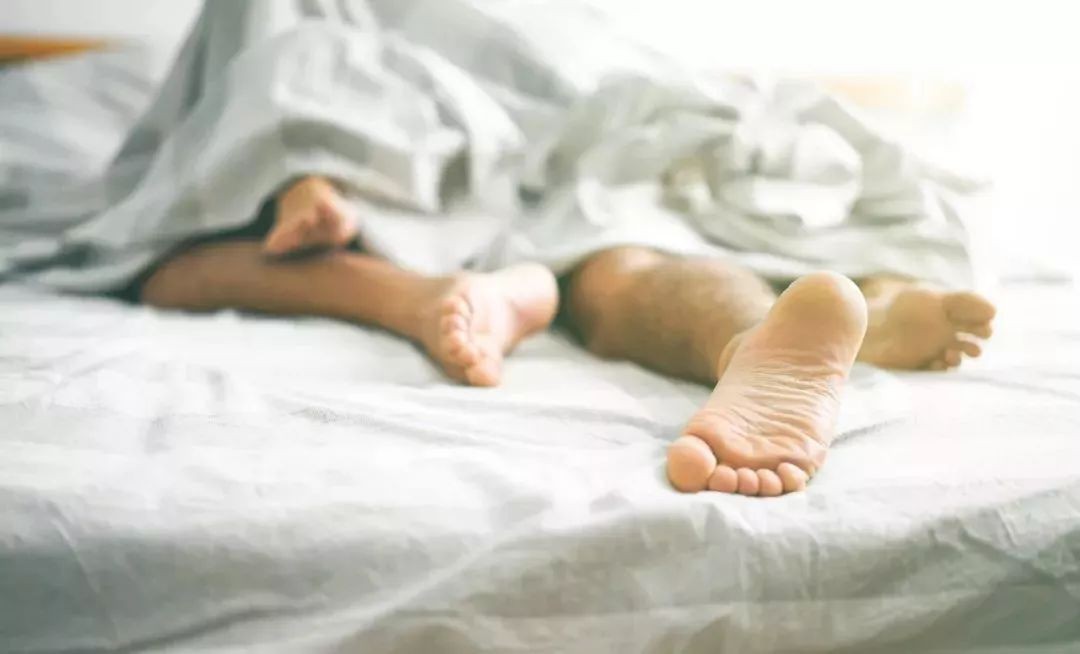 Nghe con hỏi tại sao ba lại nằm trên người mẹ, câu trả lời của người mẹ khiến mọi người tấm tắc khen ngợi - Ảnh 2. Nghe con hỏi tại sao ba lại nằm trên người mẹ, câu trả lời của người mẹ khiến mọi người tấm tắc khen ngợi - Ảnh 2.