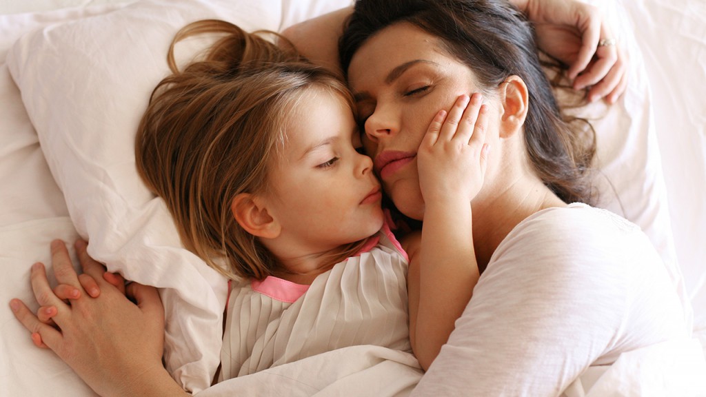 Nằm cùng con cho đến khi con ngủ, thói quen không xấu như mọi người vẫn nghĩ - Ảnh 1. Nằm cùng con cho đến khi con ngủ, thói quen không xấu như mọi người vẫn nghĩ - Ảnh 1.