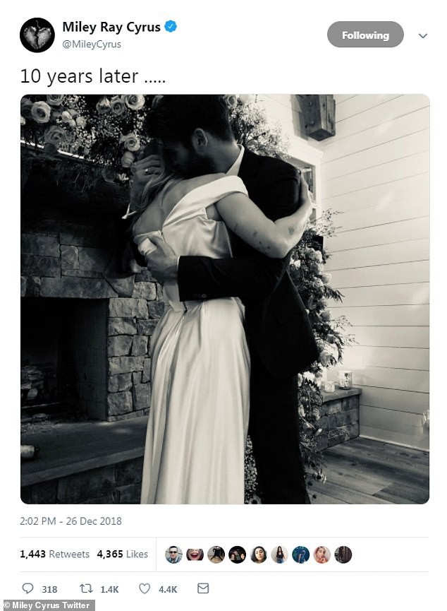 Hạnh ph&uacute;c v&igrave; cưới nhau sau 10 năm y&ecirc;u, Miley mặc v&aacute;y trễ nải v&ograve;ng 1 quẩy tưng bừng c&ugrave;ng Liam - Ảnh 2.