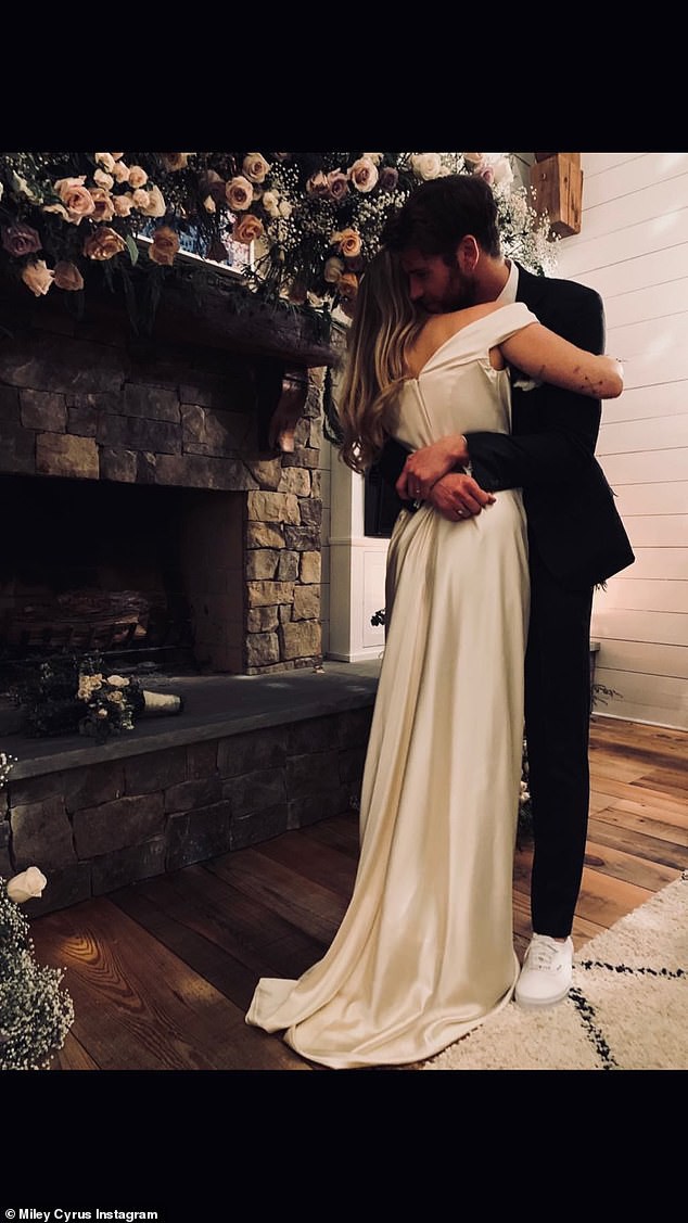 Hạnh ph&uacute;c v&igrave; cưới nhau sau 10 năm y&ecirc;u, Miley mặc v&aacute;y trễ nải v&ograve;ng 1 quẩy tưng bừng c&ugrave;ng Liam - Ảnh 3.