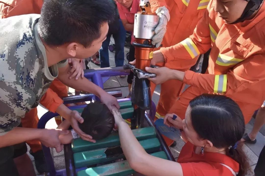 Đưa con đi chơi dịp lễ Tết, bố mẹ cần đặc biệt lưu ý loạt hiểm họa tiềm ẩn, tránh cho trẻ gặp tai nạn như những trường hợp này - Ảnh 8. Đưa con đi chơi dịp lễ Tết, bố mẹ cần đặc biệt lưu ý loạt hiểm họa tiềm ẩn, tránh cho trẻ gặp tai nạn như những trường hợp này - Ảnh 8.