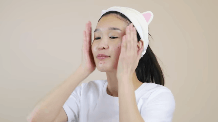 Chẳng gì trầm uất hơn việc da dầu lại còn nổi mụn, và đây là 5 mẹo trị mụn cho làn da ẩm ương này - Ảnh 5. Chẳng gì trầm uất hơn việc da dầu lại còn nổi mụn, và đây là 5 mẹo trị mụn cho làn da ẩm ương này - Ảnh 5.