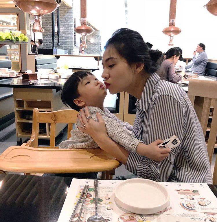 Mặc Lưu Đê Li dính nhiều thị phi, nhưng nhiều người vẫn không khỏi xuýt xoa vì con trai cô quá đáng yêu - Ảnh 2. Mặc Lưu Đê Li dính nhiều thị phi, nhưng nhiều người vẫn không khỏi xuýt xoa vì con trai cô quá đáng yêu - Ảnh 2.