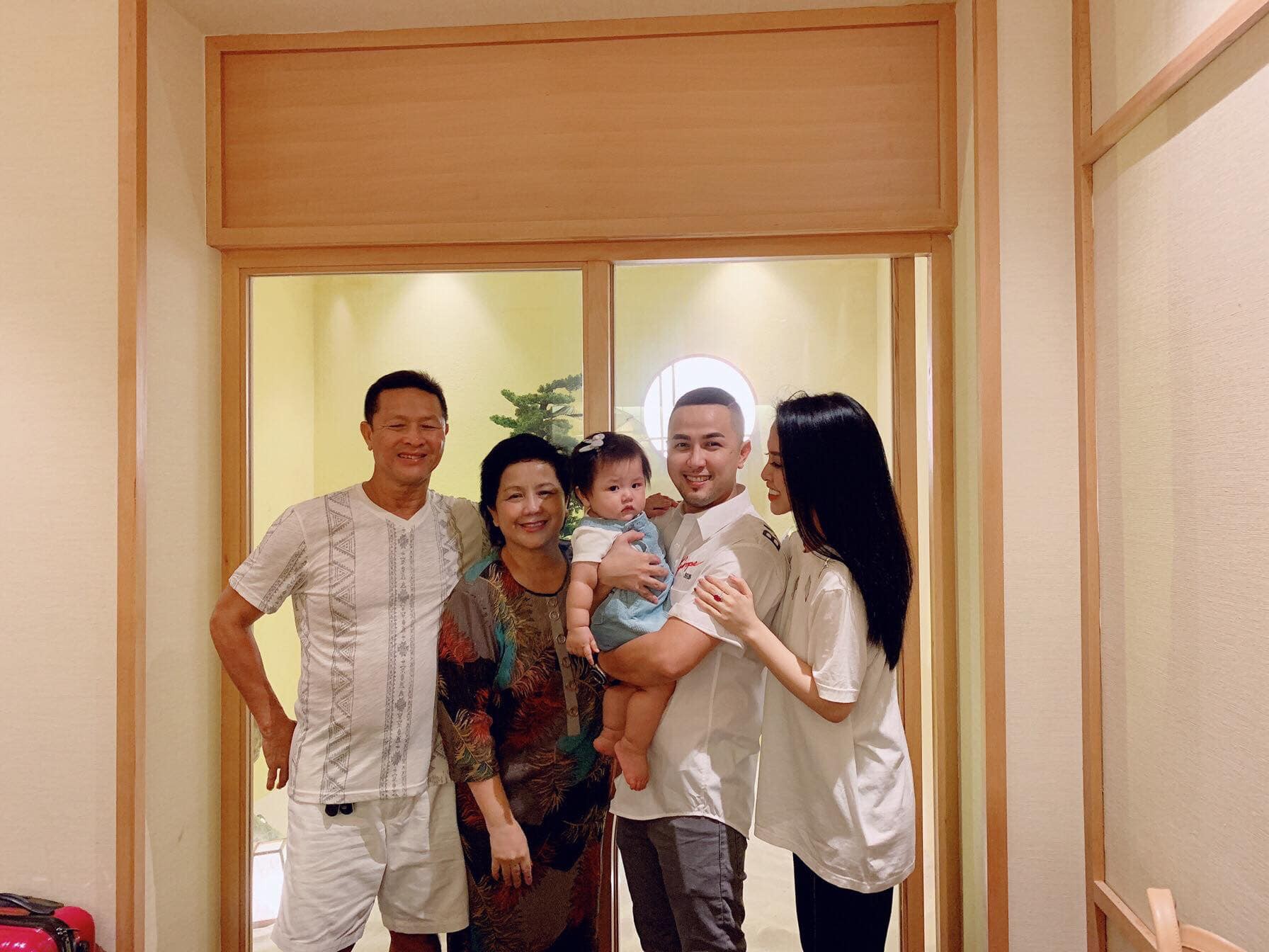 Thích thú với vẻ ngoài vô cùng đáng yêu của con gái Trang Pilla, chưa tròn 1 tuổi nhưng đã sắp được lên chức chị - Ảnh 10. Thích thú với vẻ ngoài vô cùng đáng yêu của con gái Trang Pilla, chưa tròn 1 tuổi nhưng đã sắp được lên chức chị - Ảnh 10.