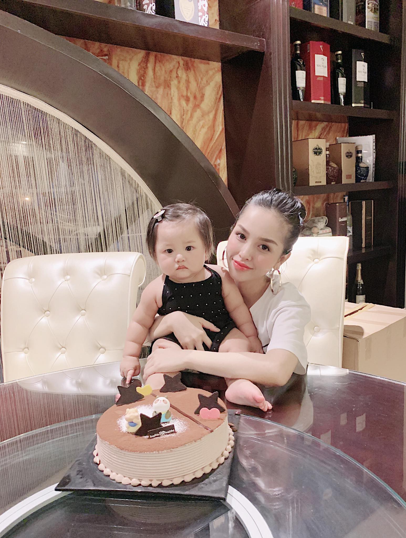 Thích thú với vẻ ngoài vô cùng đáng yêu của con gái Trang Pilla, chưa tròn 1 tuổi nhưng đã sắp được lên chức chị - Ảnh 5. Thích thú với vẻ ngoài vô cùng đáng yêu của con gái Trang Pilla, chưa tròn 1 tuổi nhưng đã sắp được lên chức chị - Ảnh 5.