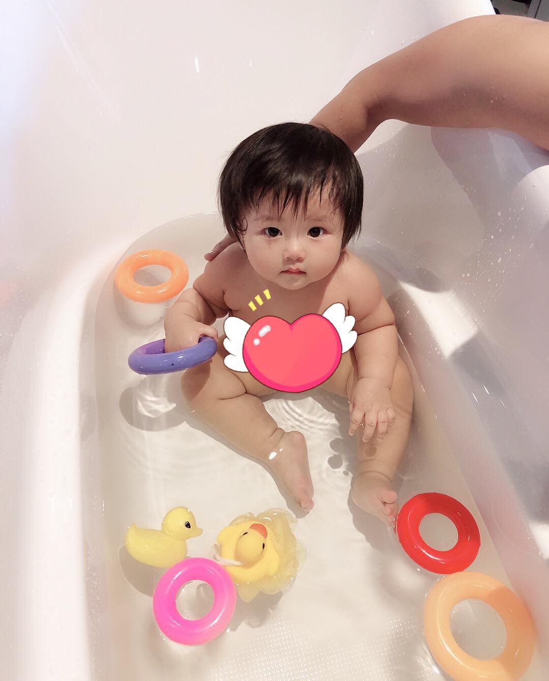 Thích thú với vẻ ngoài vô cùng đáng yêu của con gái Trang Pilla, chưa tròn 1 tuổi nhưng đã sắp được lên chức chị - Ảnh 2. Thích thú với vẻ ngoài vô cùng đáng yêu của con gái Trang Pilla, chưa tròn 1 tuổi nhưng đã sắp được lên chức chị - Ảnh 2.
