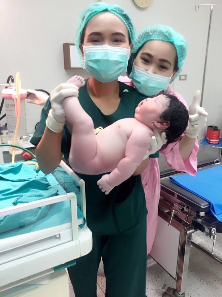 Truy lùng tung tích em bé sơ sinh đẻ thường nặng 5,2kg khiến dân mạng dậy sóng - Ảnh 1. Truy lùng tung tích em bé sơ sinh đẻ thường nặng 5,2kg khiến dân mạng dậy sóng - Ảnh 1.