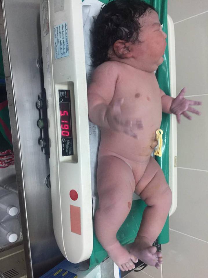Truy lùng tung tích em bé sơ sinh đẻ thường nặng 5,2kg khiến dân mạng dậy sóng - Ảnh 5. Truy lùng tung tích em bé sơ sinh đẻ thường nặng 5,2kg khiến dân mạng dậy sóng - Ảnh 5.