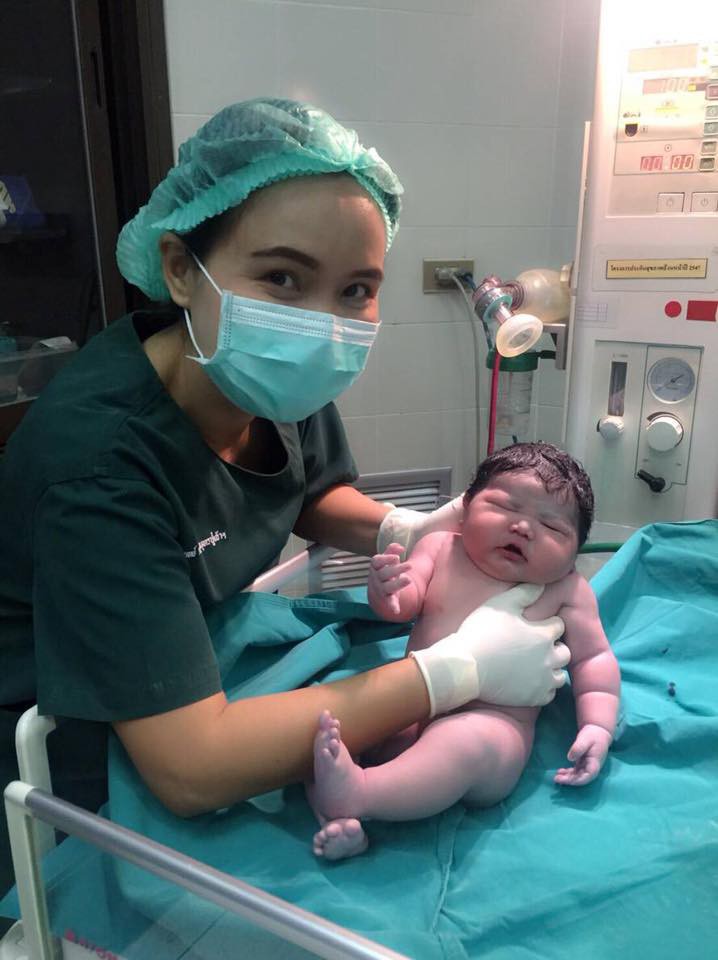 Truy lùng tung tích em bé sơ sinh đẻ thường nặng 5,2kg khiến dân mạng dậy sóng - Ảnh 3. Truy lùng tung tích em bé sơ sinh đẻ thường nặng 5,2kg khiến dân mạng dậy sóng - Ảnh 3.
