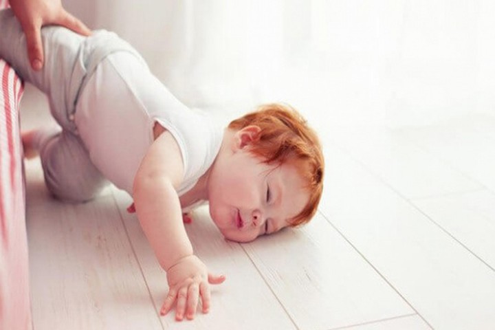 Chỉ bế con đi trong nhà nhưng ông bố đã lấy mạng con trai 4 tháng tuổi vì hành động nhiều người lớn mắc phải - Ảnh 2. Chỉ bế con đi trong nhà nhưng ông bố đã lấy mạng con trai 4 tháng tuổi vì hành động nhiều người lớn mắc phải - Ảnh 2.