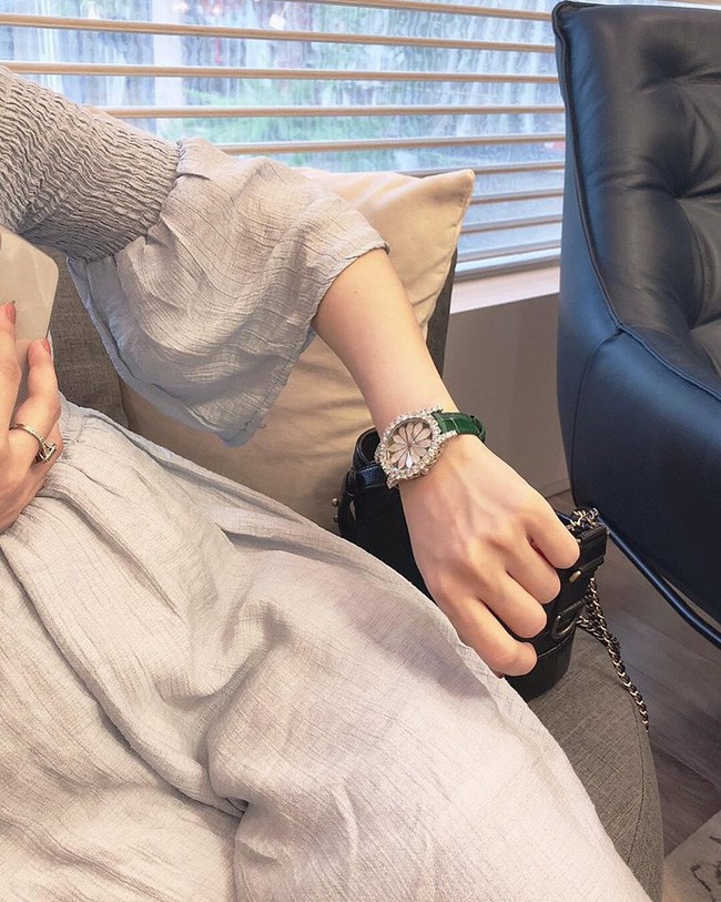 Vừa mua biệt thự hạng sang, Hằng T&uacute;i lại khoe nhẫn kim cương bạc tỷ đ&aacute;nh bay cả căn nh&agrave; - Ảnh 4.