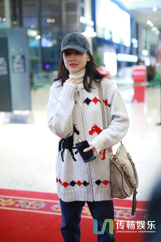 Ăn vận trẻ trung nhưng Ph&uacute; s&aacute;t Ho&agrave;ng Hậu Đổng Khiết lại bị soi dấu hiệu l&atilde;o h&oacute;a - Ảnh 1.