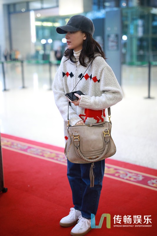 Ăn vận trẻ trung nhưng Ph&uacute; s&aacute;t Ho&agrave;ng Hậu Đổng Khiết lại bị soi dấu hiệu l&atilde;o h&oacute;a - Ảnh 3.