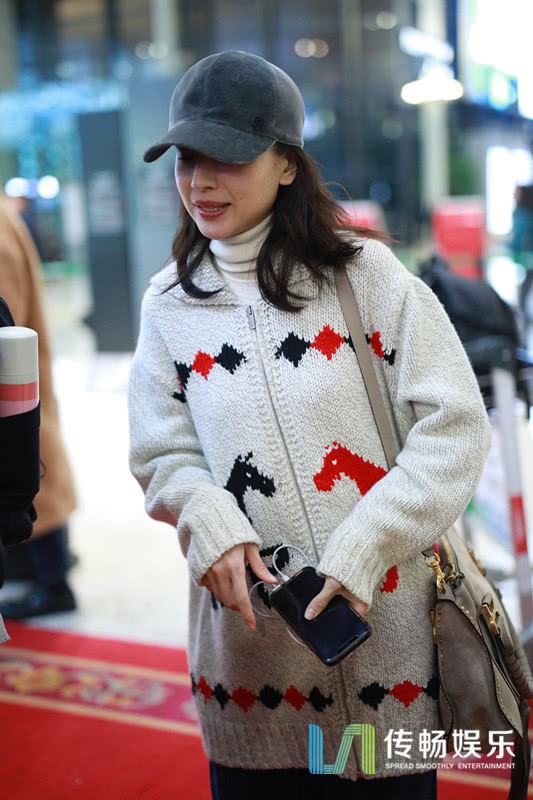 Ăn vận trẻ trung nhưng Ph&uacute; s&aacute;t Ho&agrave;ng Hậu Đổng Khiết lại bị soi dấu hiệu l&atilde;o h&oacute;a - Ảnh 5.