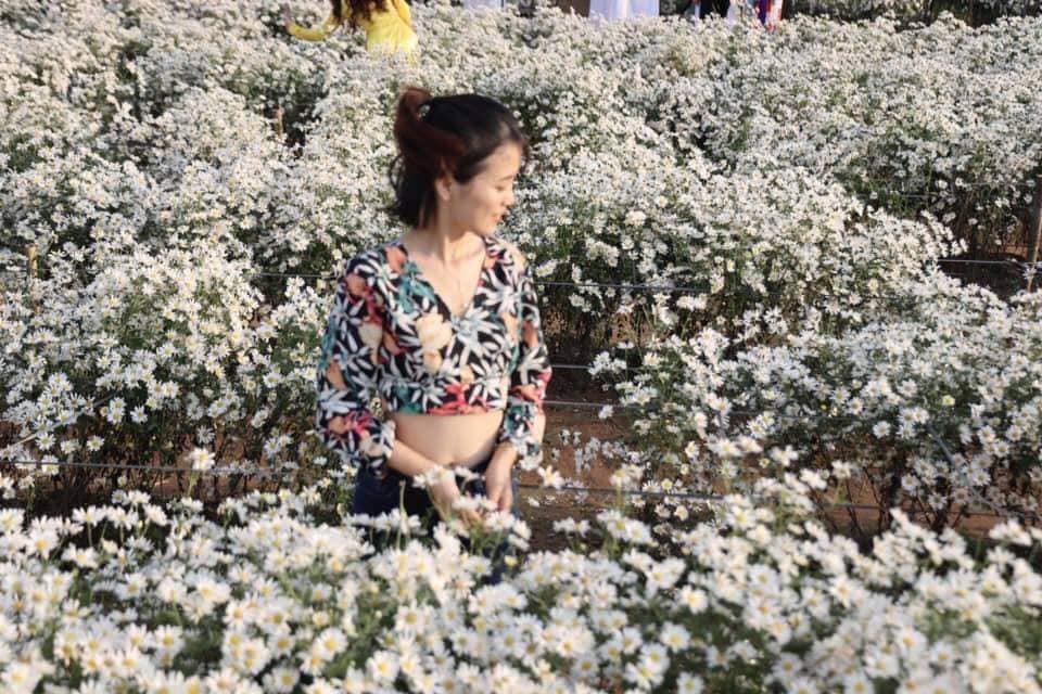 Nhờ bạn chụp giúp loạt hình sống ảo với cúc họa mi, cô gái bàng hoàng không nhận ra mình trong nguyên album - Ảnh 9. Nhờ bạn chụp giúp loạt hình sống ảo với cúc họa mi, cô gái bàng hoàng không nhận ra mình trong nguyên album - Ảnh 9.