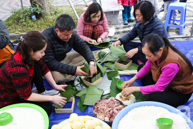 Người dân ở chung cư Hà Nội rộn ràng thức trắng đêm đụng lợn, luộc bánh chưng đón Tết ngay dưới chân tòa nhà - Ảnh 9.