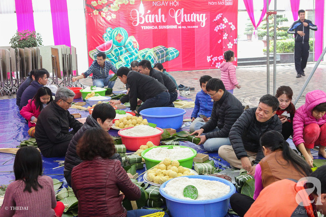 Người dân ở chung cư Hà Nội rộn ràng thức trắng đêm đụng lợn, luộc bánh chưng đón Tết ngay dưới chân tòa nhà - Ảnh 15.