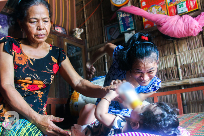 Dù được “người mẹ điên” tật nguyền chăm sóc, bé gái 6 tháng tuổi vẫn lớn lên dễ thương như thế này! - Ảnh 18.