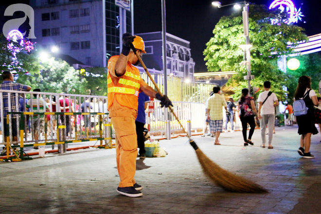 Đêm khai mạc đường hoa Nguyễn Huệ: Người tấp nập ngắm hoa và linh vật, người cố bán hàng để kiếm thêm ngày Tết - Ảnh 14.