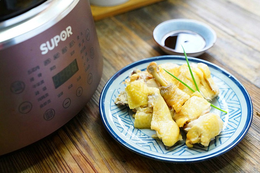 Ngày Tết ăn mãi gà luộc cũng chán rồi, thử ngay gà hấp hành đậm đà thơm phức này thôi! - Ảnh 4. Ngày Tết ăn mãi gà luộc cũng chán rồi, thử ngay gà hấp hành đậm đà thơm phức này thôi! - Ảnh 4.