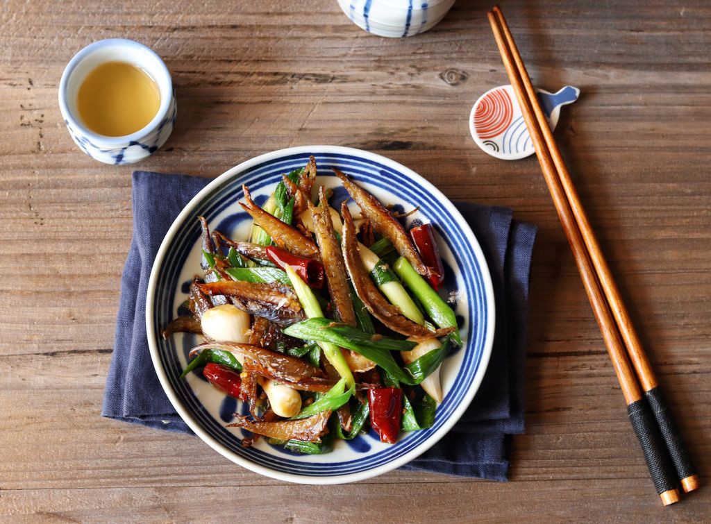 Cỗ bàn mãi cũng chán, trở lại bữa cơm ngày thường với cá khô rim tỏi ớt chắc chắn ai cũng mê - Ảnh 5. Cỗ bàn mãi cũng chán, trở lại bữa cơm ngày thường với cá khô rim tỏi ớt chắc chắn ai cũng mê - Ảnh 5.