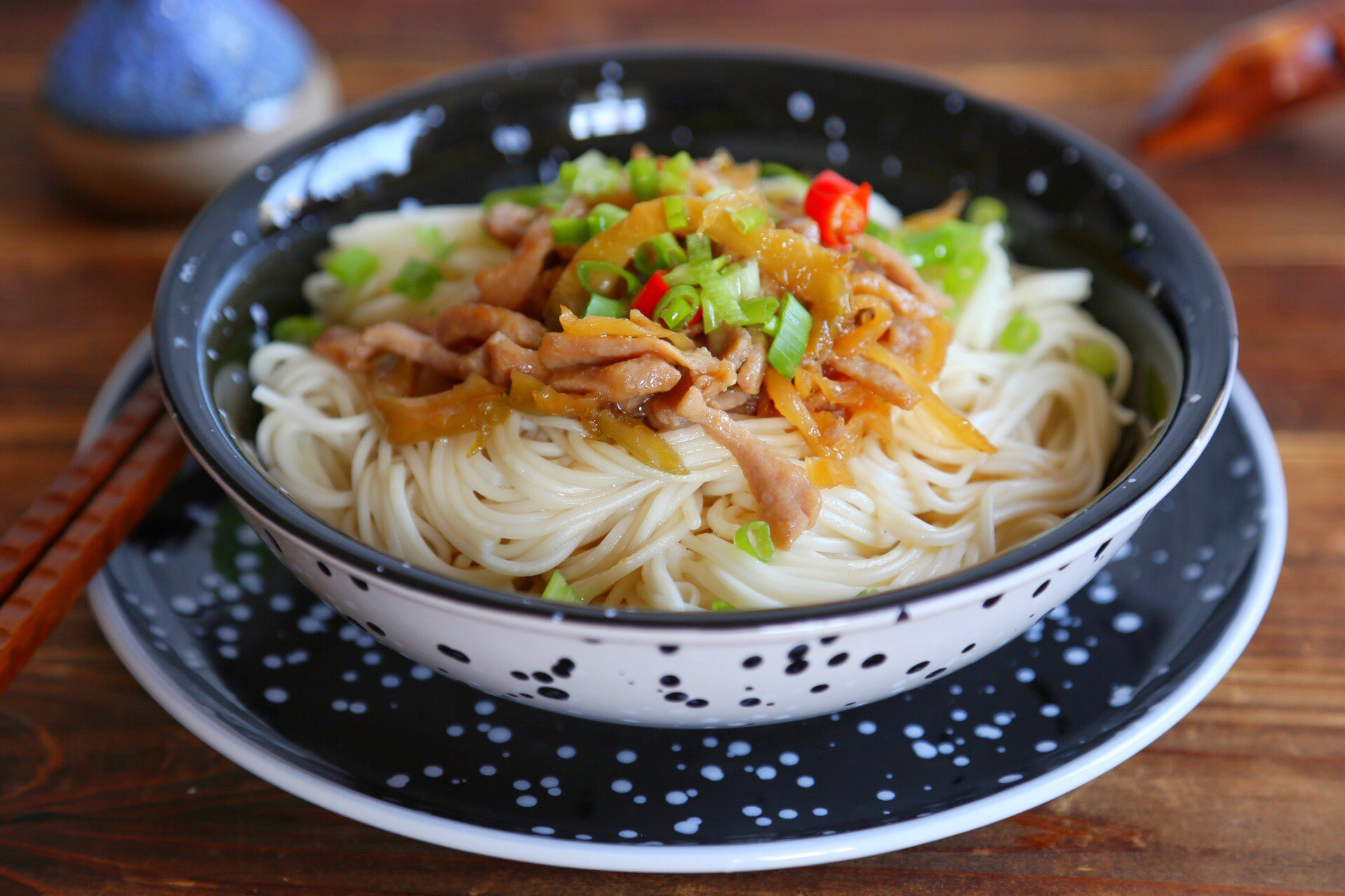 Bữa sáng chỉ cần tô mì trộn dưa thịt là đã đủ no bụng - Ảnh 5. Bữa sáng chỉ cần tô mì trộn dưa thịt là đã đủ no bụng - Ảnh 5.