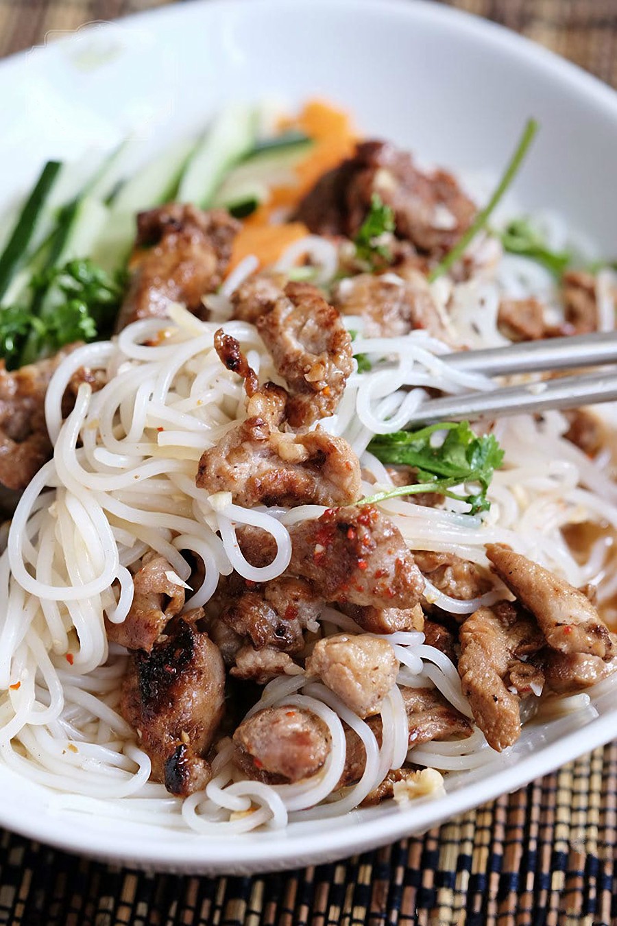 Bữa trưa lười biếng chỉ cần tô bún thịt nướng cũng đủ vừa no vừa ngon - Ảnh 5. Bữa trưa lười biếng chỉ cần tô bún thịt nướng cũng đủ vừa no vừa ngon - Ảnh 5.