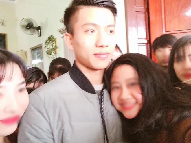  Phan Văn Đức U23 về quê nhà, hàng trăm cô gái bao vây để chụp ảnh và... hôn trộm - Ảnh 3.