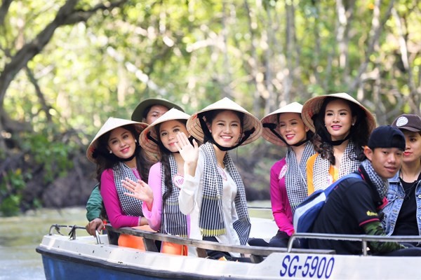 Chẳng thể chối cãi: Nón lá chính là ‘phụ kiện thời trang không tuổi’ ở mọi thời đại! - Ảnh 2.