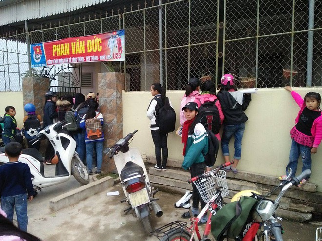 Phan Văn Đức U23 về quê nhà, hàng trăm cô gái bao vây để chụp ảnh và... hôn trộm - Ảnh 4.