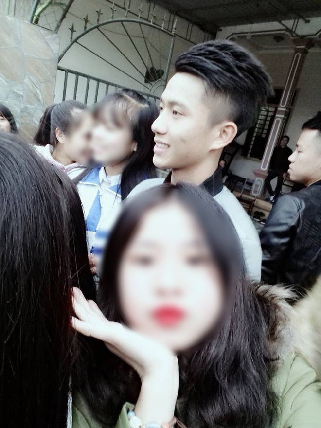  Phan Văn Đức U23 về quê nhà, hàng trăm cô gái bao vây để chụp ảnh và... hôn trộm - Ảnh 5.