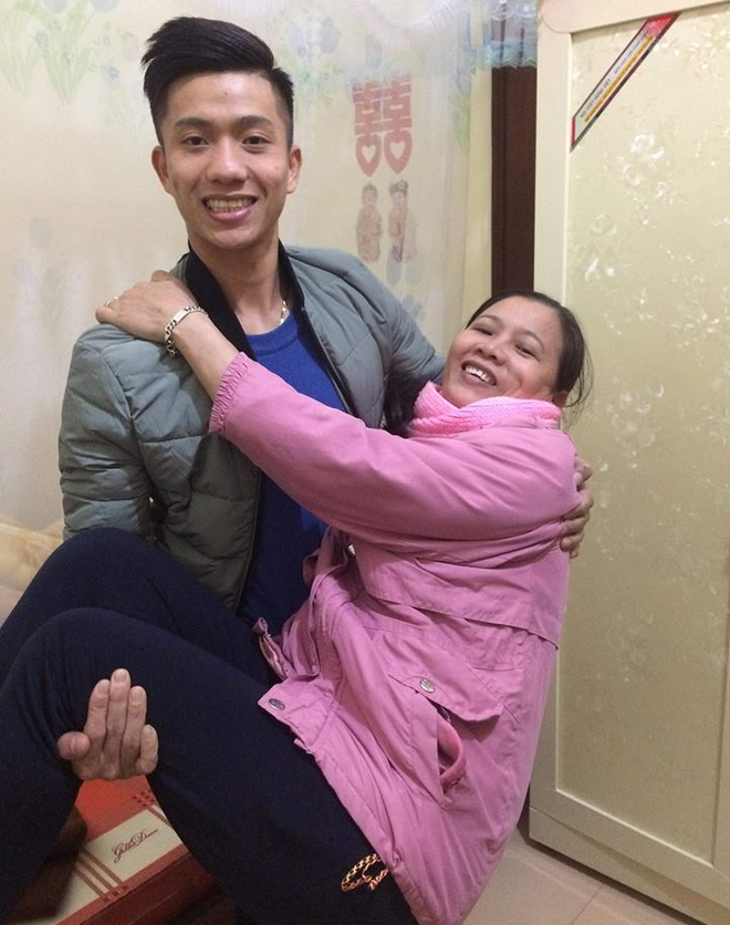  Phan Văn Đức U23 về quê nhà, hàng trăm cô gái bao vây để chụp ảnh và... hôn trộm - Ảnh 10.