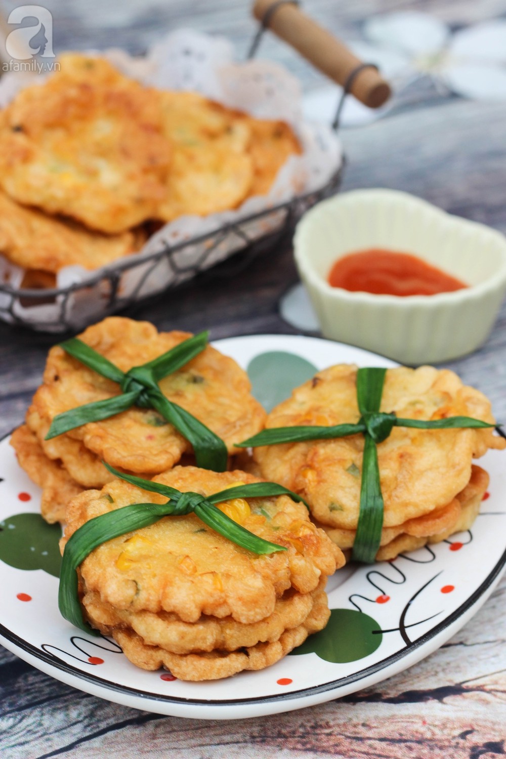 Ngày lạnh làm bánh ngô chiên cay ăn “cực đã” - Ảnh 8. Ngày lạnh làm bánh ngô chiên cay ăn “cực đã” - Ảnh 8.