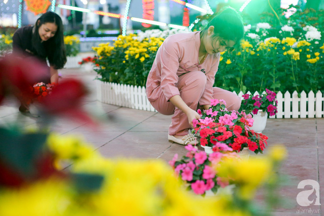 Hàng trăm phật tử nhí đọc kinh cầu an cho gia đình đầu năm mới - Ảnh 1.