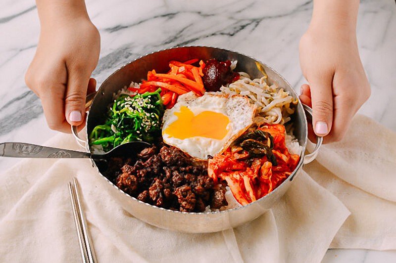 Bữa trưa có tô cơm trộn Bibimbap đúng chuẩn vị Hàn còn gì tuyệt hơn! - Ảnh 7. Bữa trưa có tô cơm trộn Bibimbap đúng chuẩn vị Hàn còn gì tuyệt hơn! - Ảnh 7.