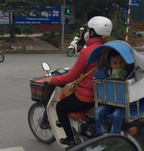 Giữa một sớm mai miền Bắc rét mướt, còn gì ấm áp hơn được ngồi trong cái bao nilon do bố sáng tạo nên - Ảnh 5.