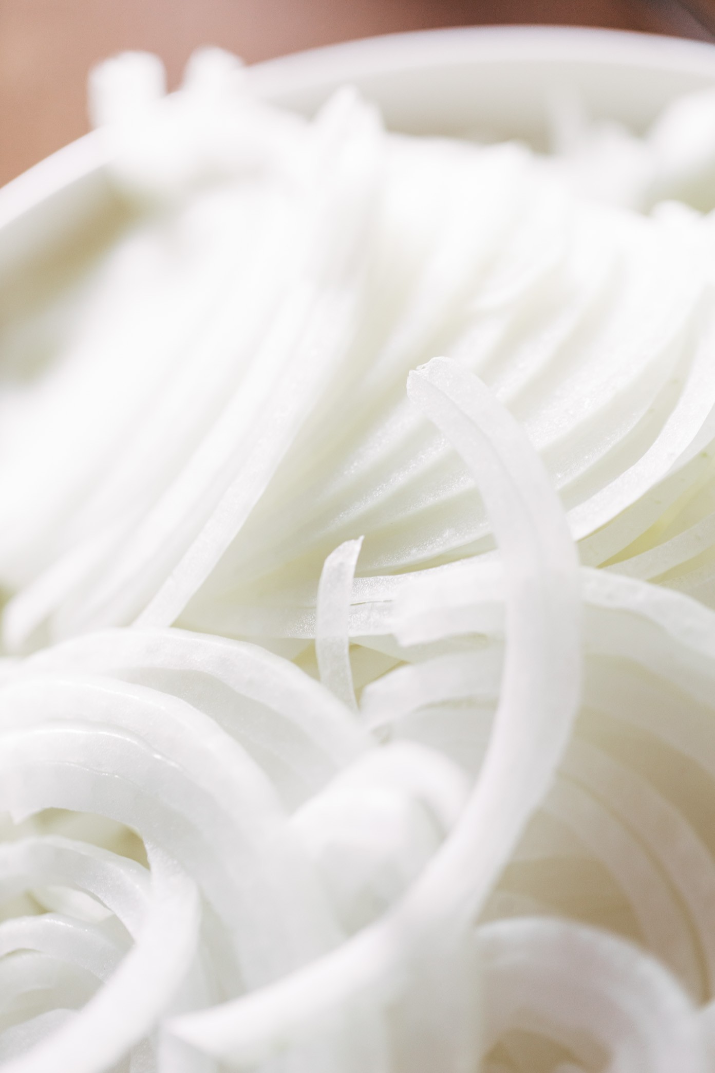 Tết này chế biến hành tây chẳng sợ tay bám mùi hăng của hành nhờ nhúng tay vào bát nước này - Ảnh 1. Tết này chế biến hành tây chẳng sợ tay bám mùi hăng của hành nhờ nhúng tay vào bát nước này - Ảnh 1.