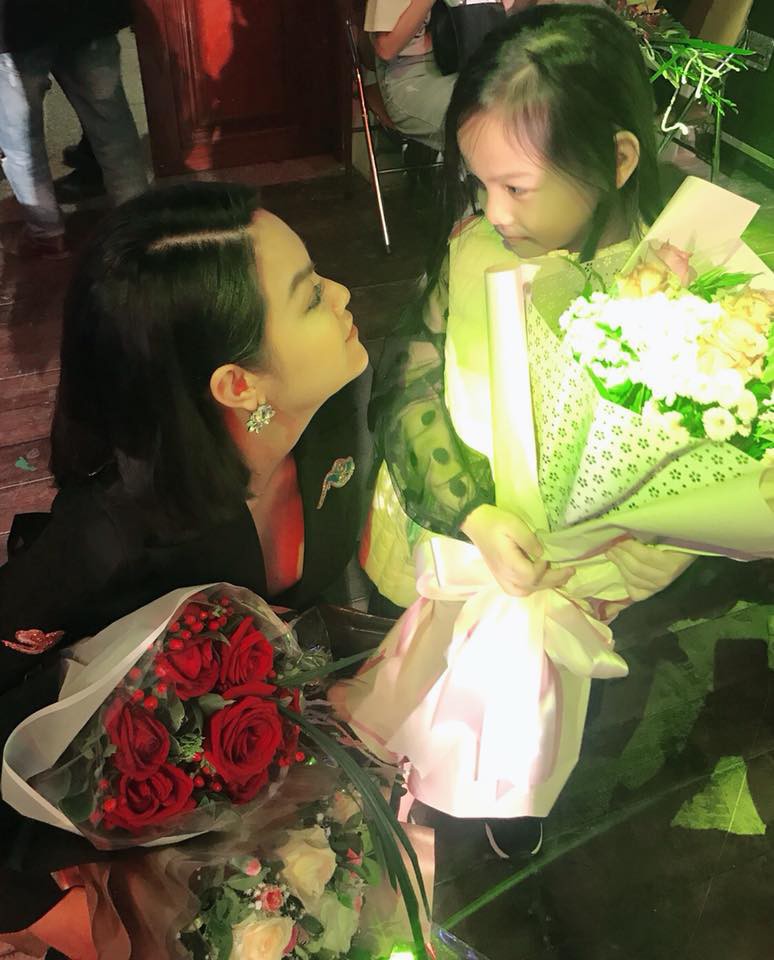 Lần đầu đi xem mẹ diễn, và đây là phản ứng đáng yêu vô cùng của con gái Phạm Quỳnh Anh - Ảnh 1. Lần đầu đi xem mẹ diễn, và đây là phản ứng đáng yêu vô cùng của con gái Phạm Quỳnh Anh - Ảnh 1.