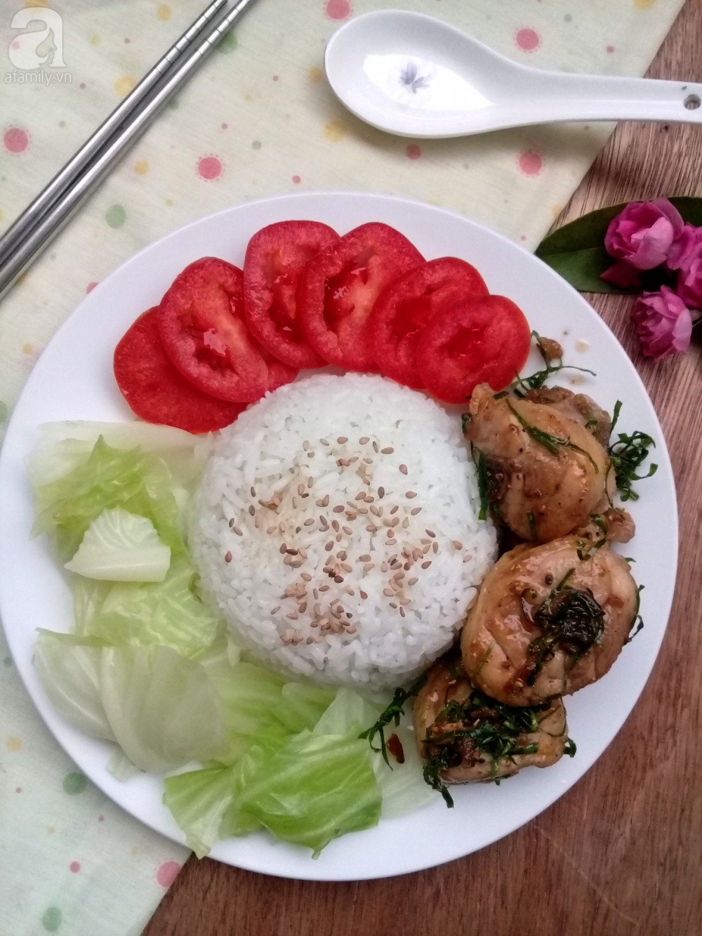 Bữa trưa nơi làm việc ngon miệng đơn giản với cơm gà rang lá chanh - Ảnh 5.