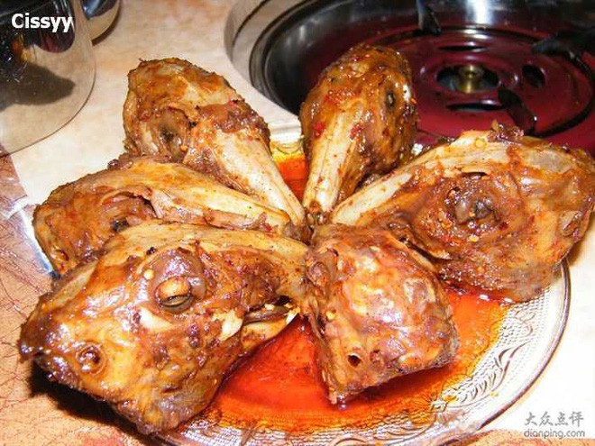 Chuột bao tử ăn sống, gà khô để nguyên lông là 2 trong 5 món ăn kỳ quái nhất Trung Quốc, người phàm ăn nhất cũng ái ngại - Ảnh 4.