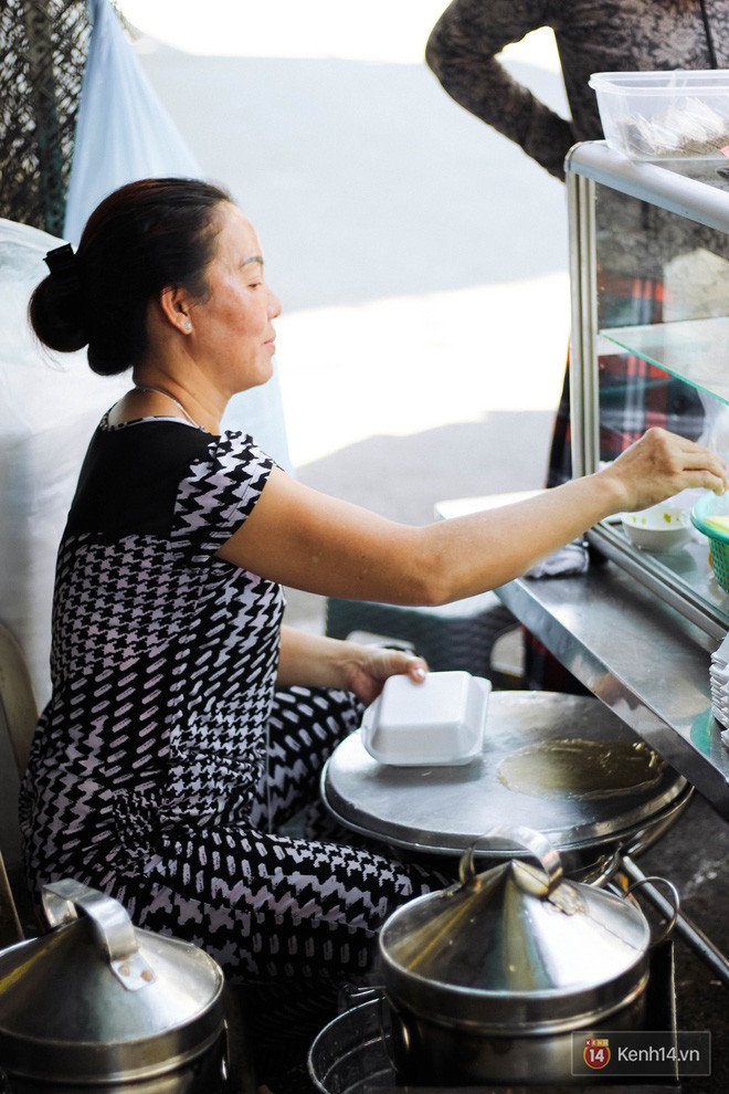 Quán bánh cuốn ngọt Campuchia cực hot ở Sài Gòn: bán cả nghìn chiếc mỗi ngày - Ảnh 2.