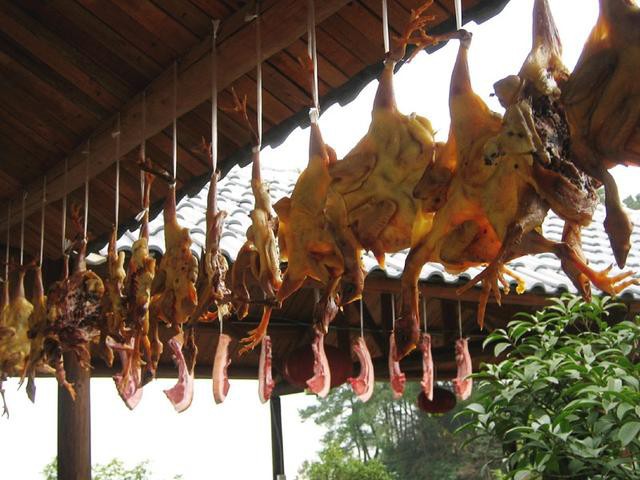 Chuột bao tử ăn sống, gà khô để nguyên lông là 2 trong 5 món ăn kỳ quái nhất Trung Quốc, người phàm ăn nhất cũng ái ngại - Ảnh 15.