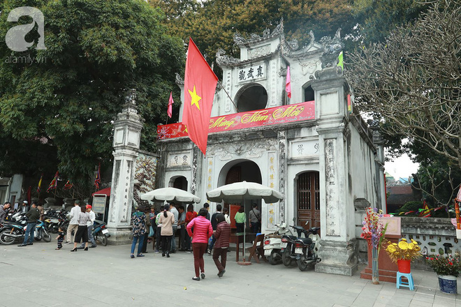 Hội chị em tranh thủ sáng sớm, giờ nghỉ trưa đi lễ chùa cầu an ngày rằm tháng Giêng - Ảnh 1.