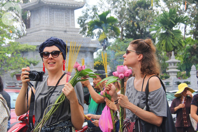 Tranh thủ giờ nghỉ trưa, chị em công sở rủ nhau đội nắng đi chùa cầu an Rằm tháng Giêng - Ảnh 15.